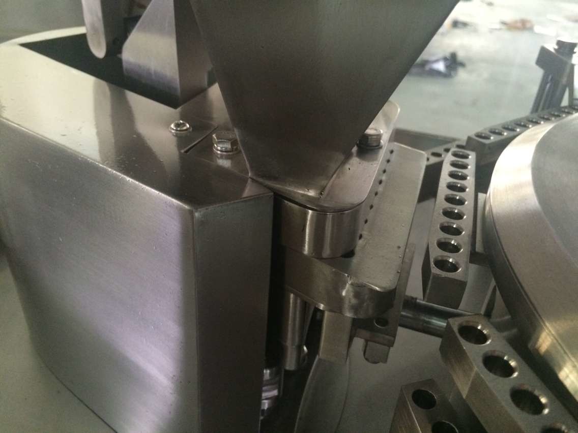 High Accuracy Compact Automatic Capsule Filling Machine For Pill , Pellet Granule